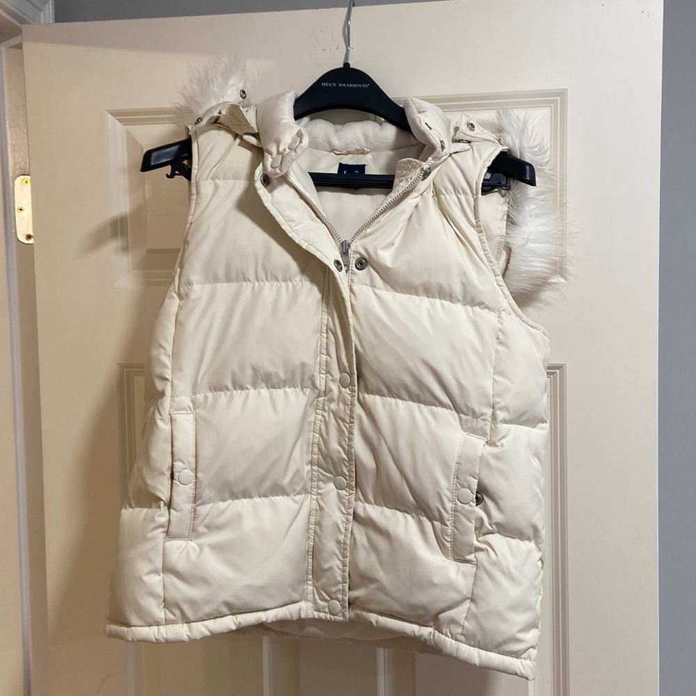Gap white puffer vest with removable faux fur hood